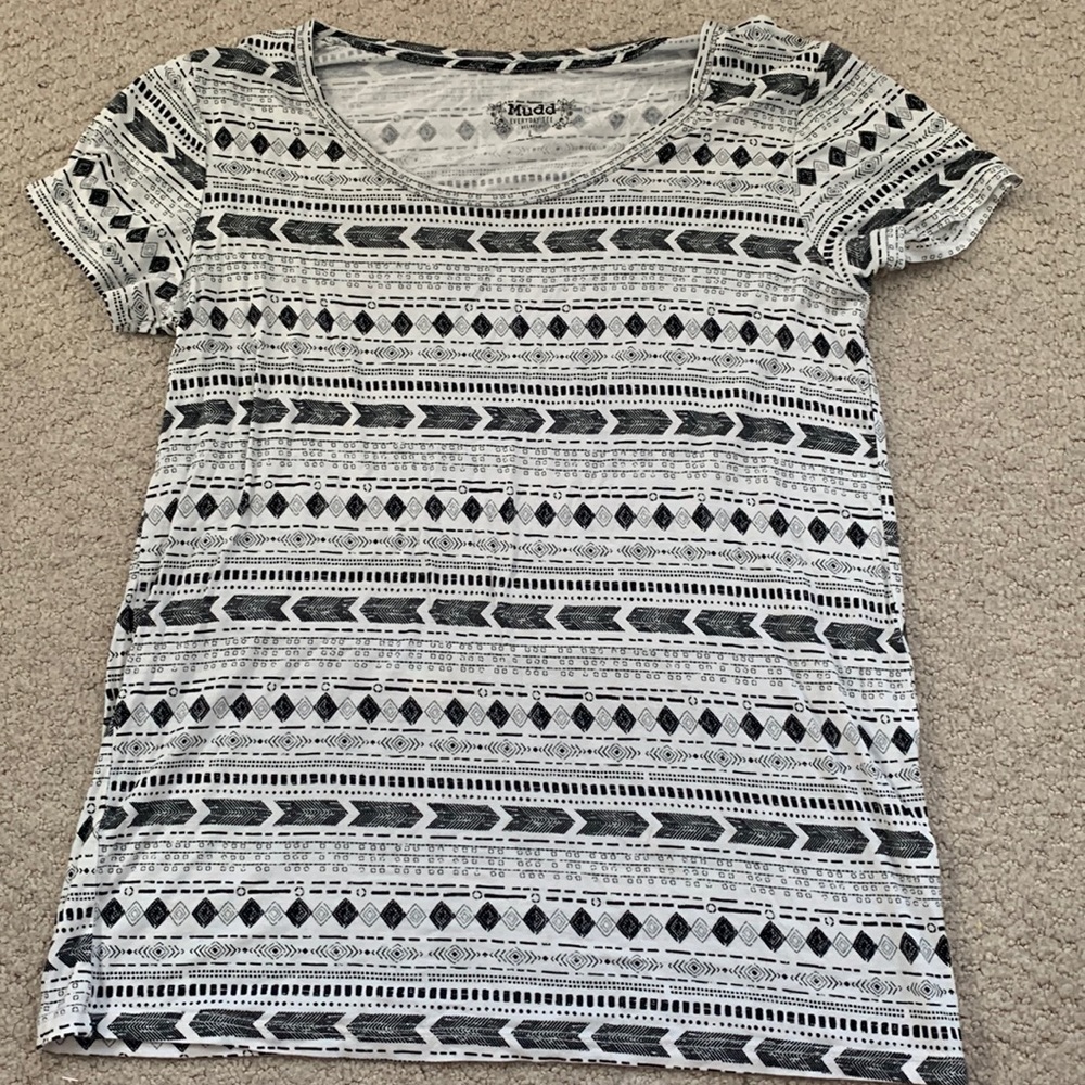mudd black and white patterned tee